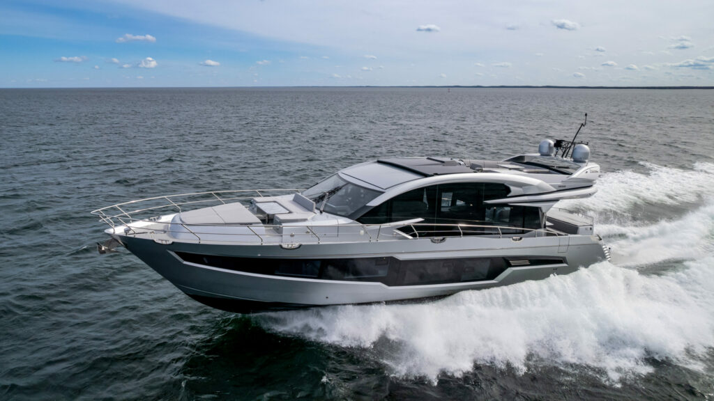 Galeon 700 Skydeck