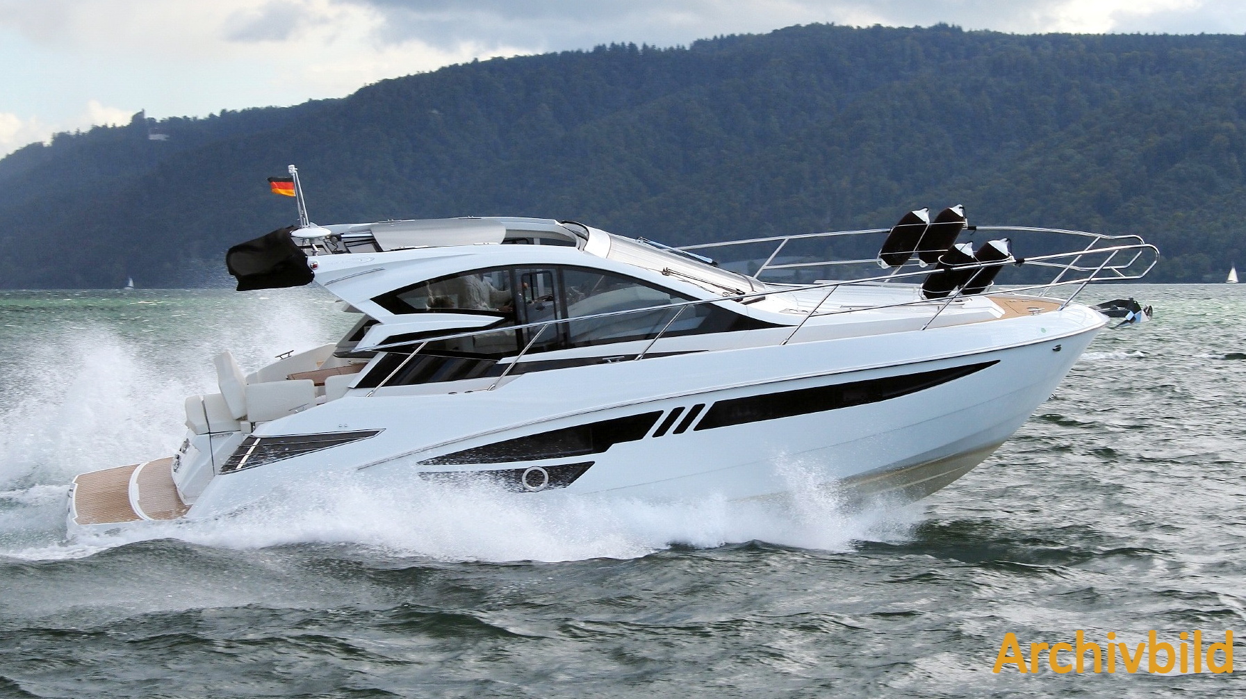 Cobrey 33 HT Motoryacht kaufen - HW Bootcenter