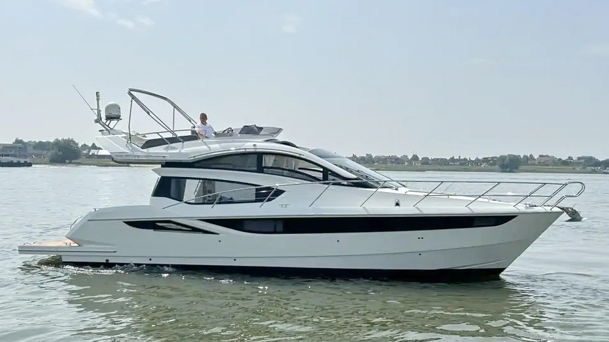Galeon 430 Skydeck Motoryacht kaufen - HW Bootcenter