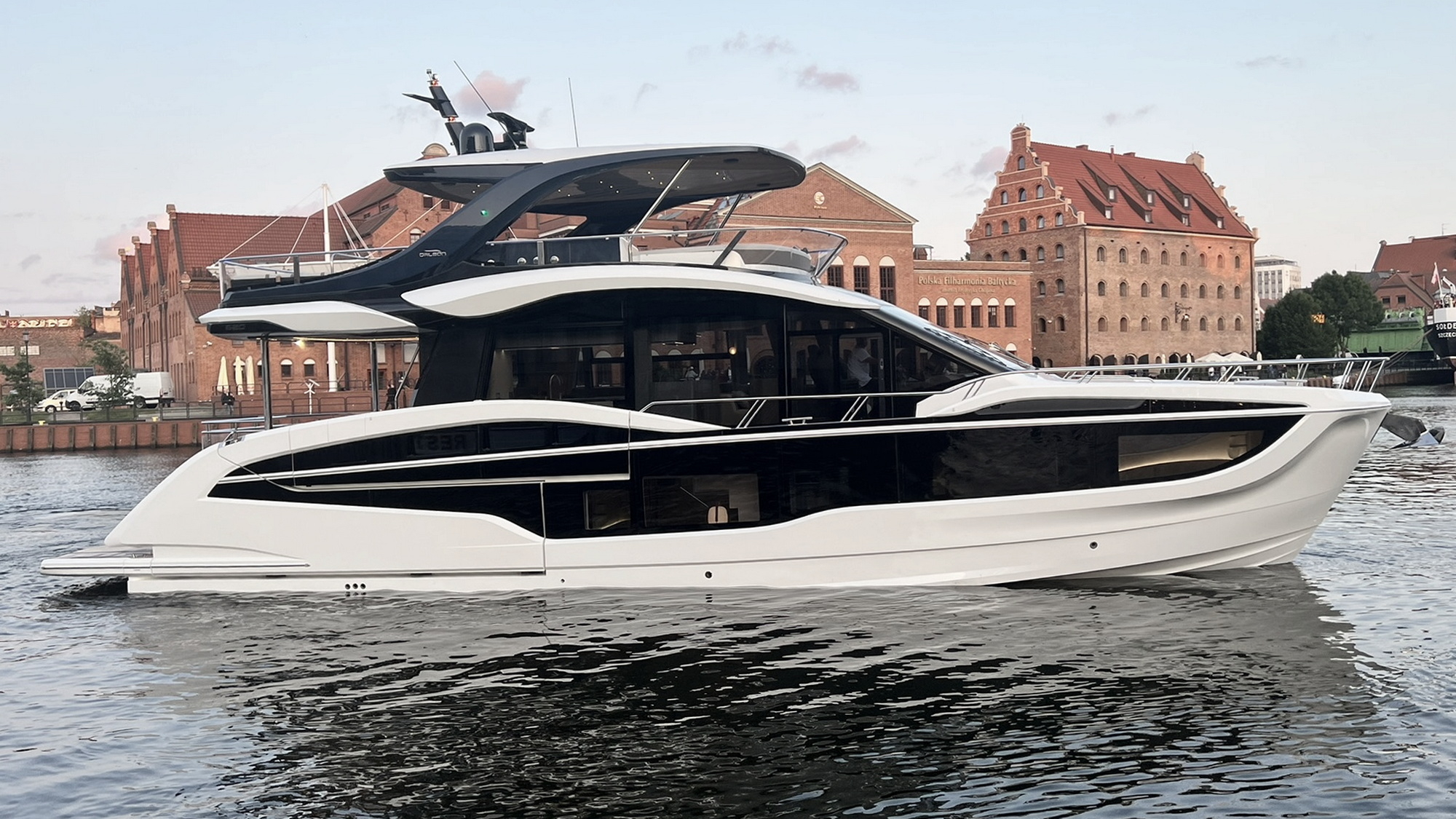 Galeon 620 Fly Motoryacht kaufen - HW Bootcenter