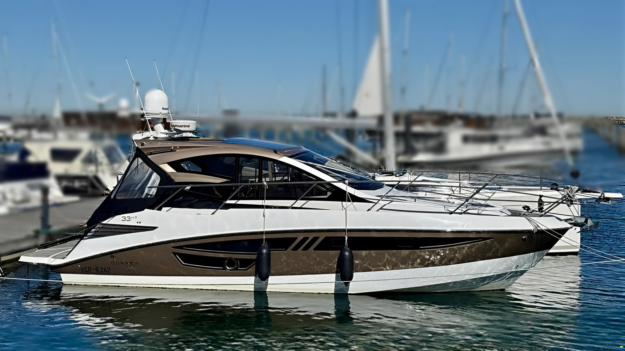 Cobrey 33 HT Motoryacht kaufen - HW Bootcenter