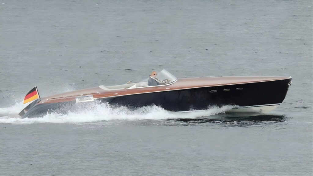 Runabout 33 Motoryacht kaufen - HW Bootcenter