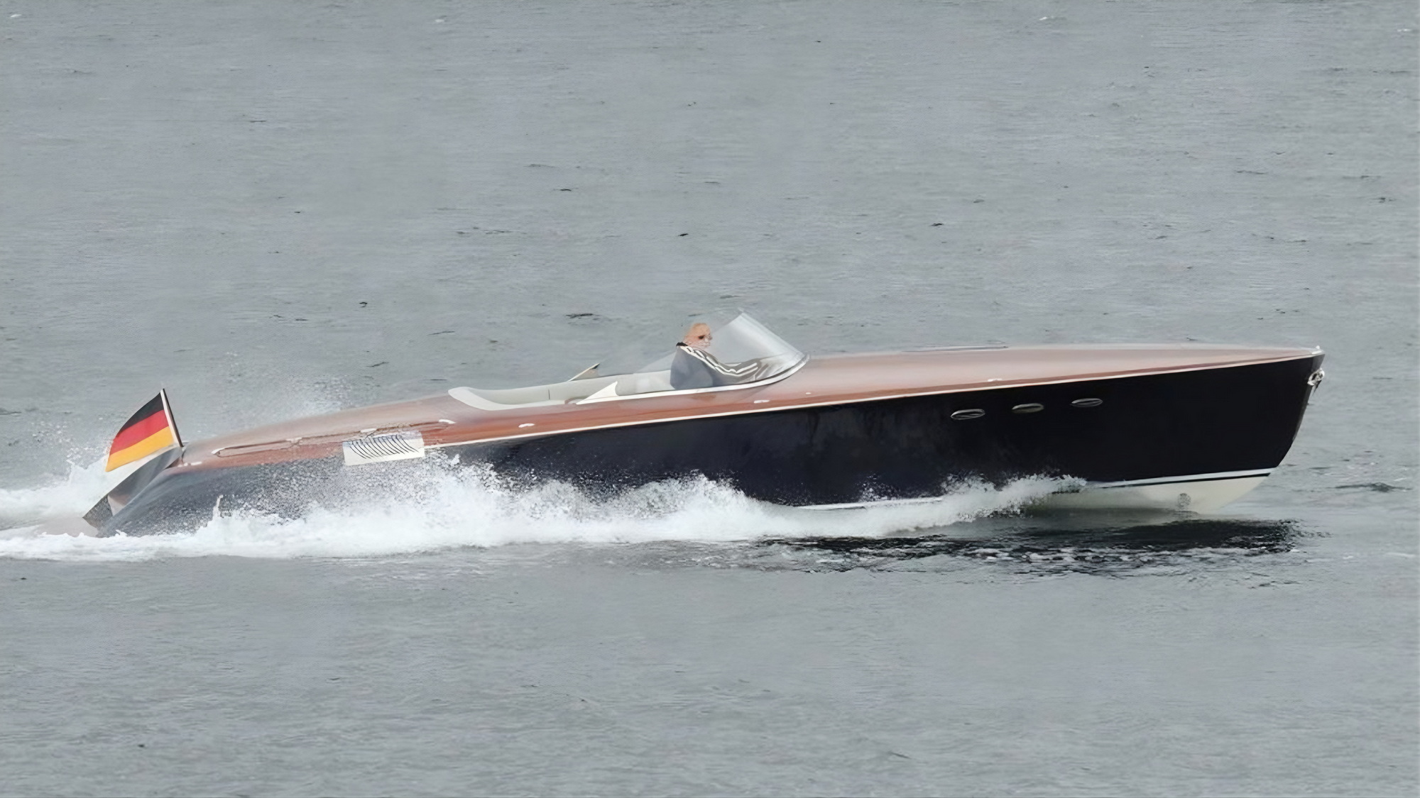Runabout 33 Motoryacht kaufen - HW Bootcenter